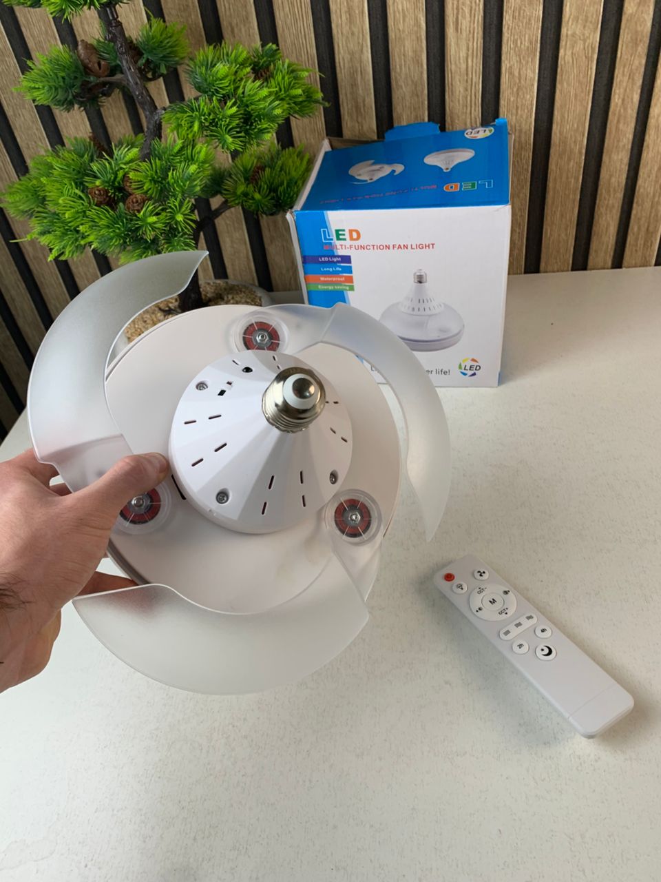 Ventilateur de plafond rétractable avec éclairage réglable et télécommande