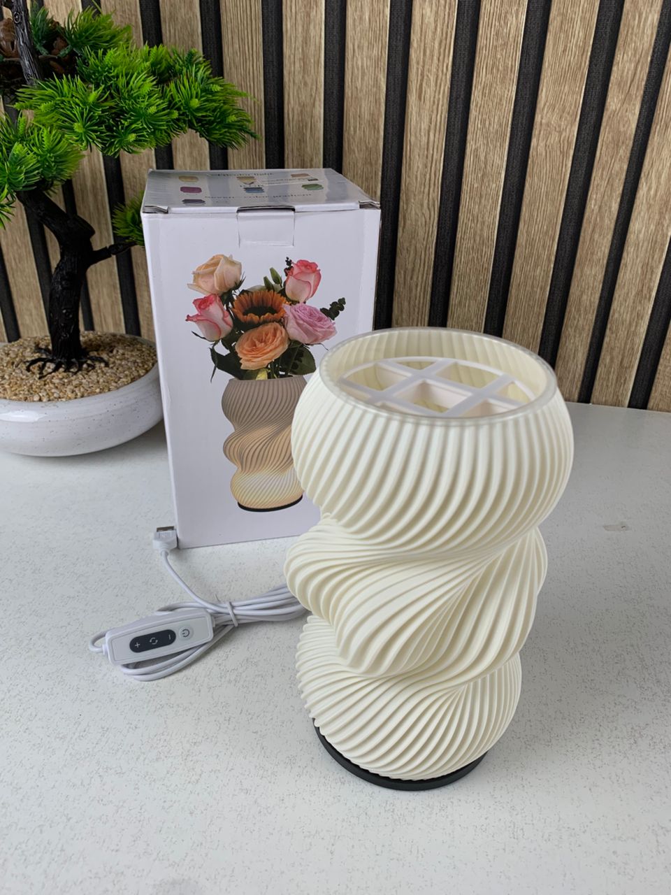 مصباح طاولة ومزهرية مضيئة بـ 3 ألوان و9 مستويات سطوع
