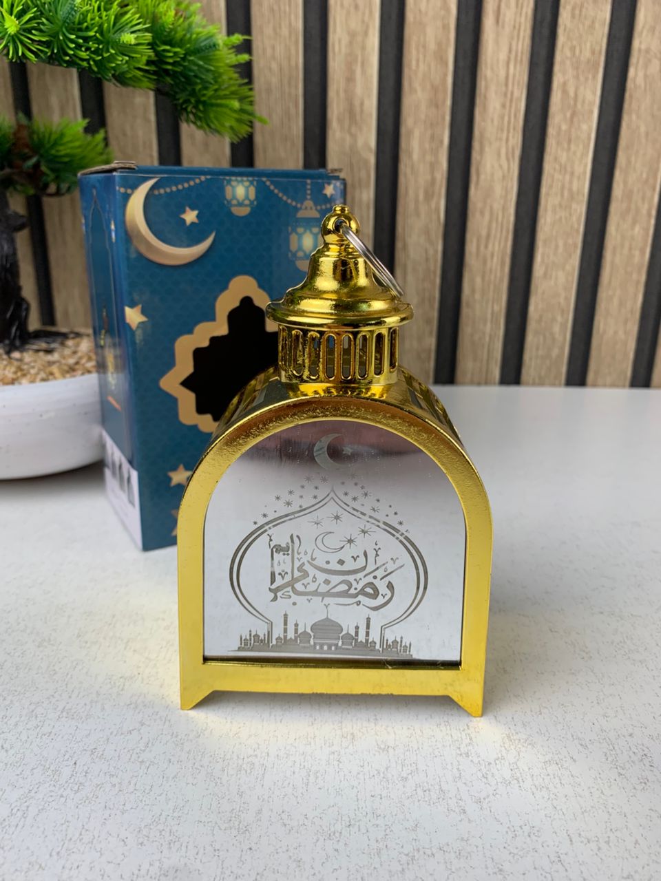 فانوس رمضان LED ذهبي بتصميم تقليدي مع صورة ظلية