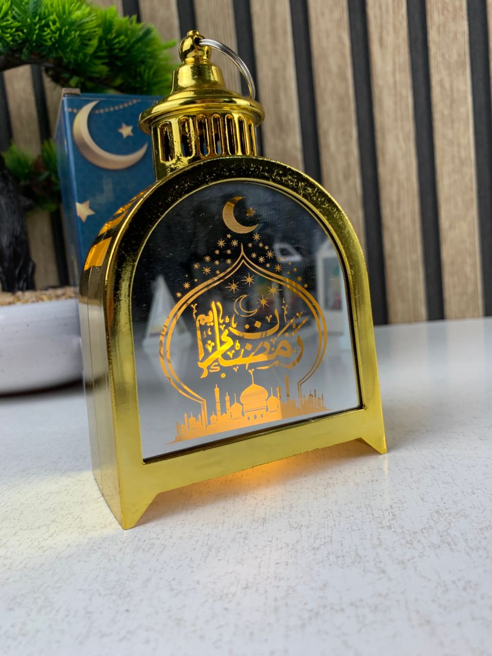 فانوس رمضان LED ذهبي بتصميم تقليدي مع صورة ظلية