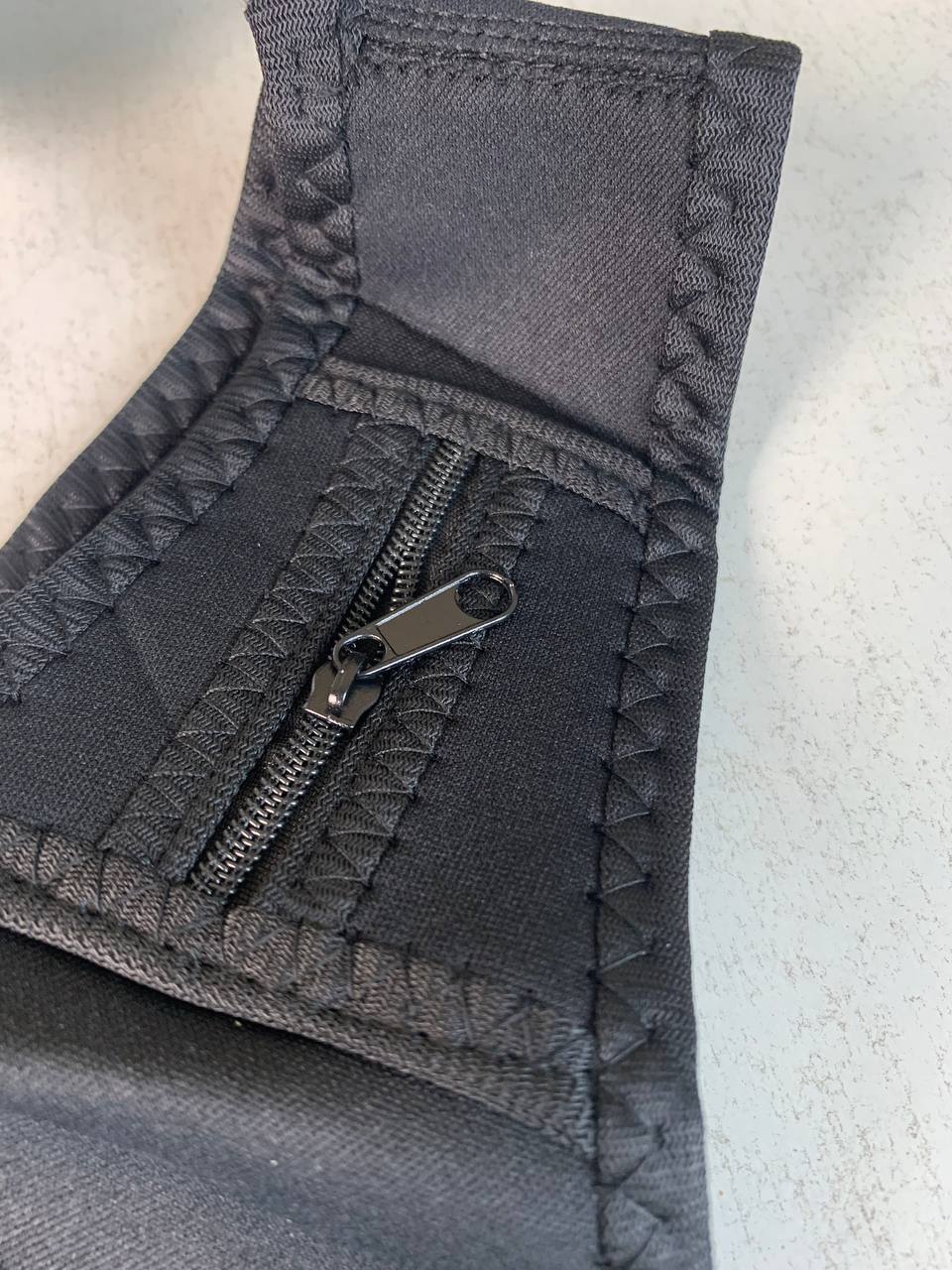 Unisex sports phone holder vest