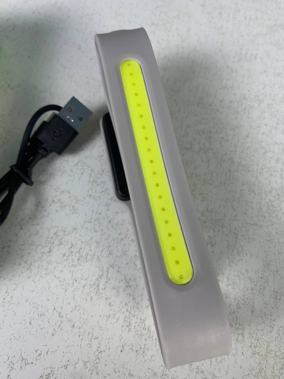 سوار LED رياضي مضيء قابل لإعادة الشحن للأمان