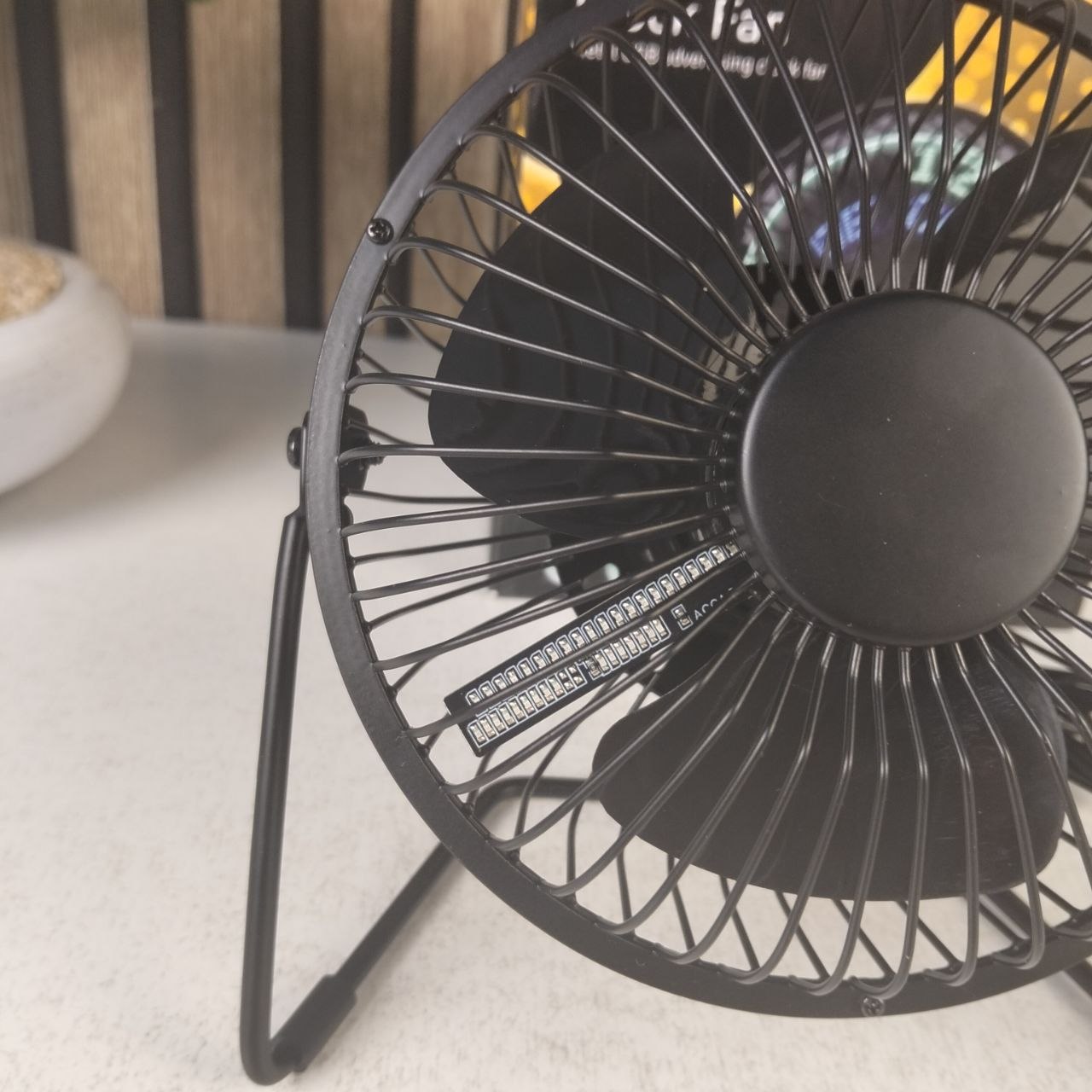 مروحة مكتب LED مع عرض الوقت ودرجة الحرارة