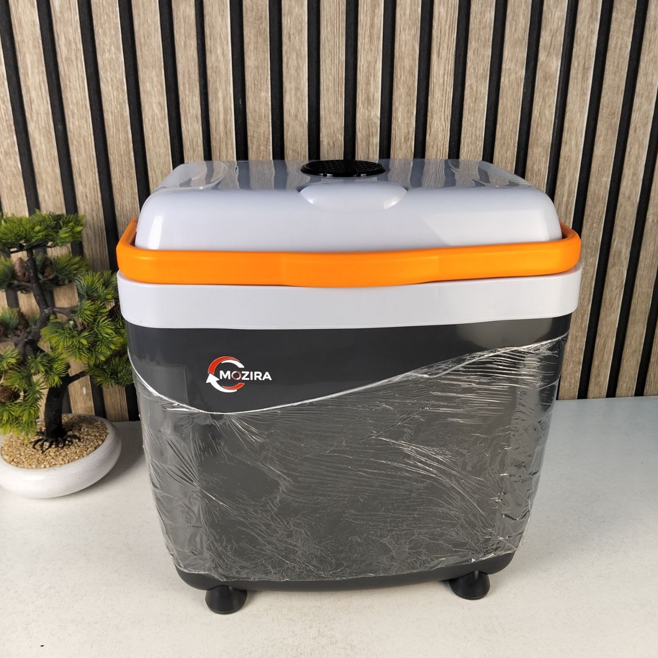 Portable thermoelectric cooler and warmer 28L with wheels