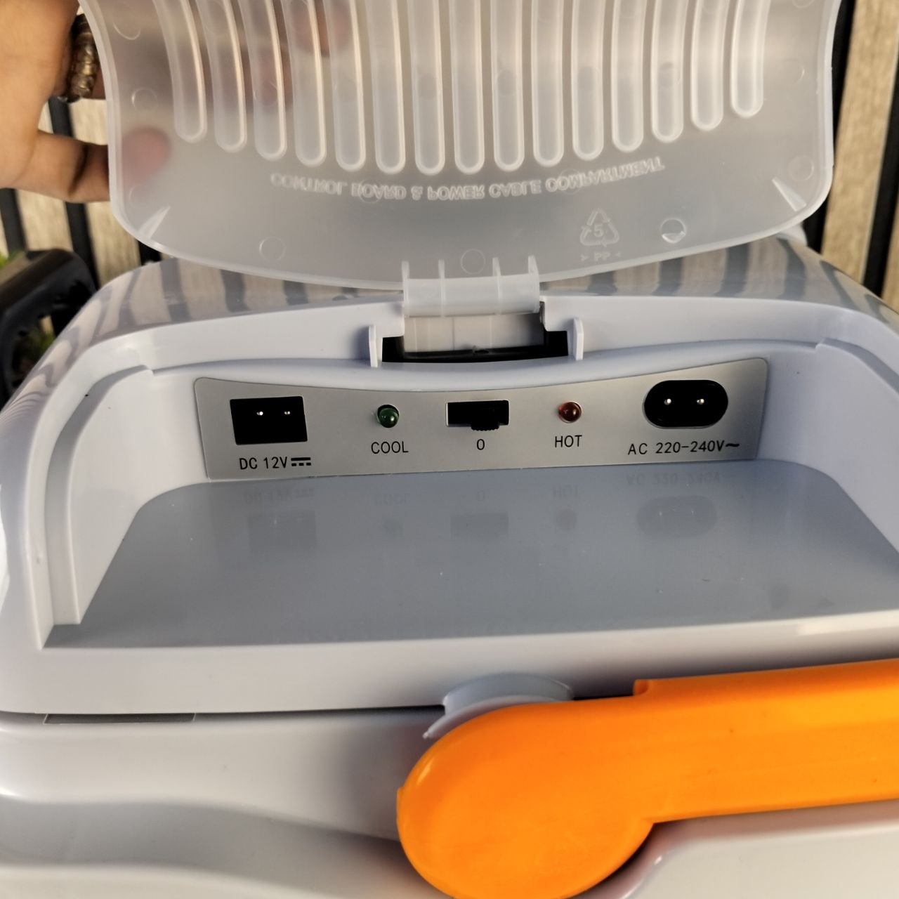 Portable thermoelectric cooler and warmer 28L with wheels